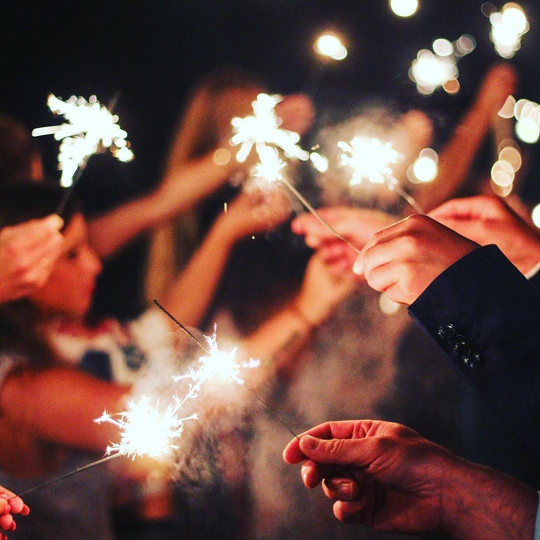 These 10" gold sparklers are great for any festive occassion! These sparklers are made with wire cores instead of bamboo wood, so that they burn much CLEANER and with far less SMOKE.